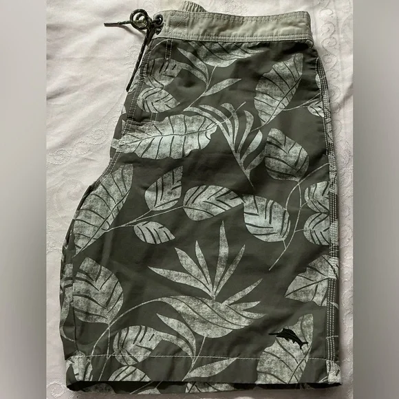 Tommy Bahama Men’s Green and Cream Tropical Board Shorts - Picture 15 of 15